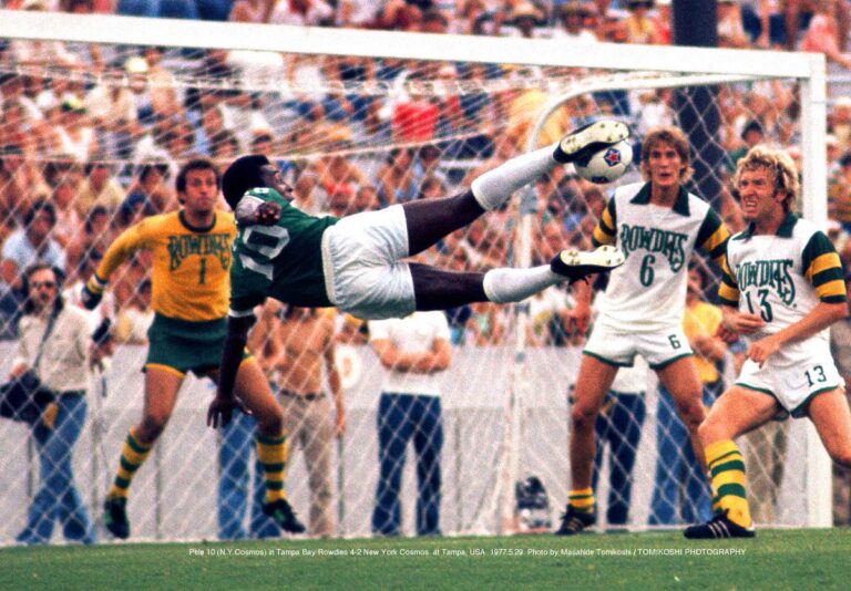 Qual clube da NASL mais sofreu gols de Pelé?