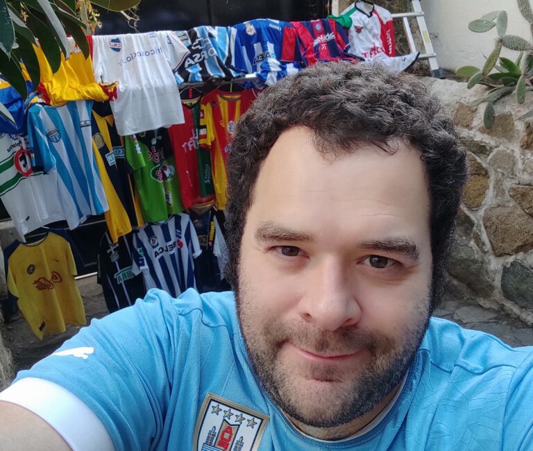 Ele tem uma coleção de camisas de Loco Abreu!